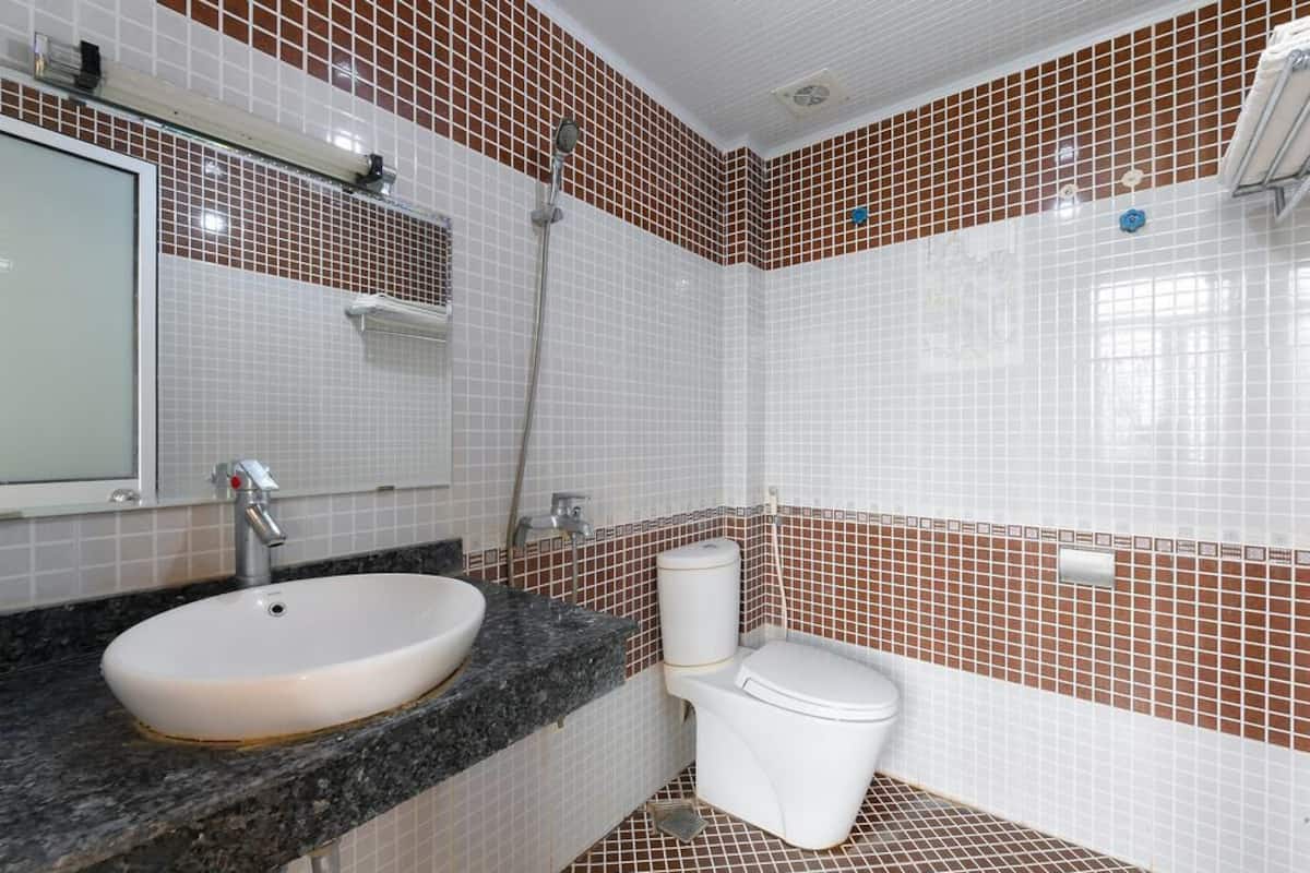 Duş, saç kurutma makinesi, terlik, havlu