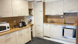 Geladeira, micro-ondas, fogão, cooktop