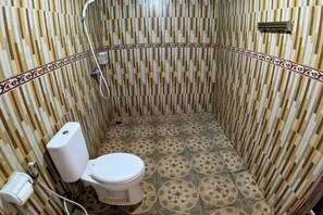 Bungalow | Baño | Regadera, regadera tipo lluvia, amenidades de baño gratuitas, batas