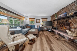 Smart TV, fireplace, stereo