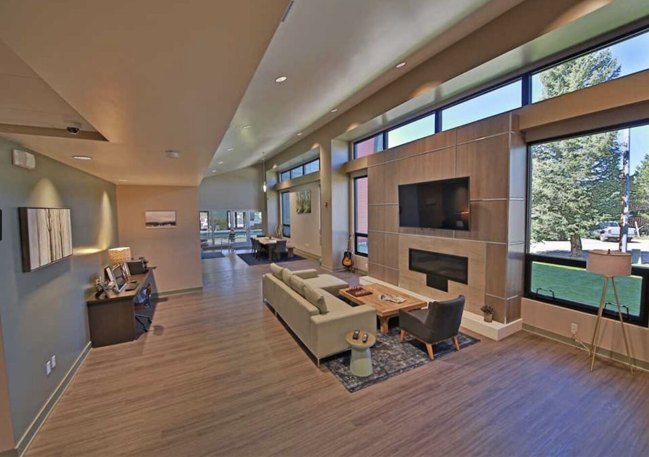 Smart TV, fireplace, stereo