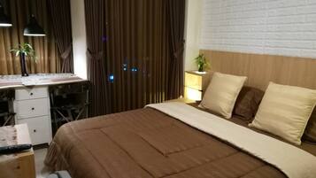 1 slaapkamer, een bureau, een strijkplank/strijkijzer, wifi