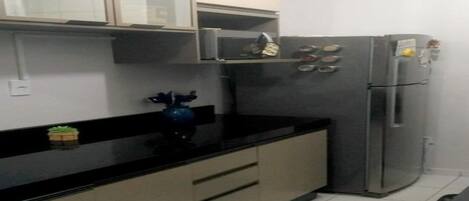 Een koelkast, een magnetron, een oven, een kookplaat