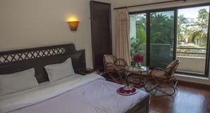 Deluxe Room, 1 Queen Bed | Desk, soundproofing, free WiFi - Central Palms Hotel (Bharatpur)