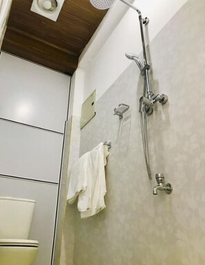 Deluxe-Doppelzimmer | Badezimmerausstattung | Dusche, Regendusche, HandtĂŒcher