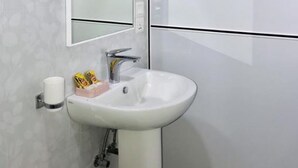 Deluxe Double Room | Bathroom | Shower, rainfall showerhead, towels