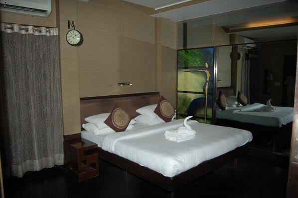 Premium Room | Desk, iron/ironing board, free WiFi, bed sheets - Hotel Ramakrishna (Tiruvannamalai)