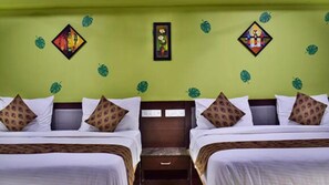 Escritorio, tabla de planchar con plancha, wifi gratis y ropa de cama 