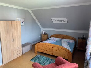 3 bedrooms, desk, iron/ironing board, WiFi - House with winter garden and patio (Burgheim)