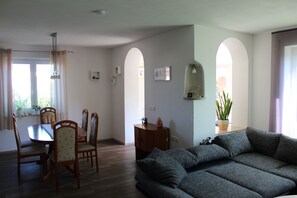 Fernseher, Kamin, DVD-Player, Stereoanlage
