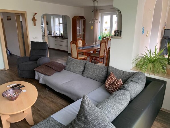 Fernseher, Kamin, DVD-Player, Stereoanlage