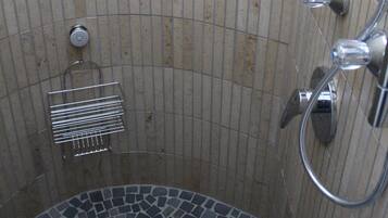 Badewanne, Haartrockner, Handtücher, Seife
