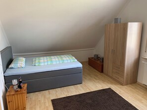 3 Schlafzimmer, Schreibtisch, Bügeleisen/Bügelbrett, WLAN