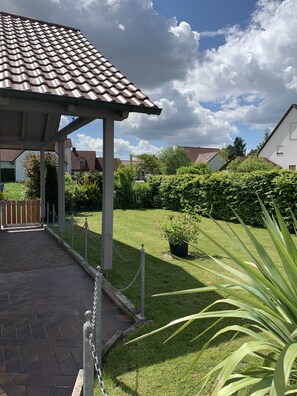 Property grounds - House with winter garden and patio (Burgheim)