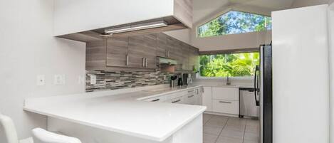 冷蔵庫、電子レンジ、オーブン、コンロ