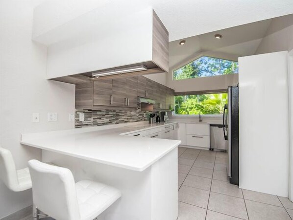 Jääkaappi, mikroaaltouuni, uuni, liesi