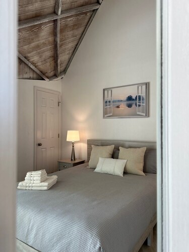 ROOM 04 - Lake Sumner