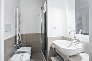 Apartamento, 3 habitaciones (Vite Prestige) | Baño | Ducha y cabezal de ducha tipo lluvia