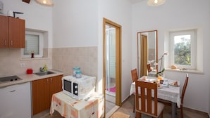 Leilighet – comfort, 2 soverom, terrasse, sjøutsikt (Chiara) | Eget tekjøkken | Kaffetrakter/tekoker, kjøleskap, kokeplater og vannkoker