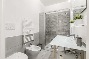 Apartment, 3 Bedrooms | Bathroom | Shower, rainfall showerhead, free toiletries, hair dryer