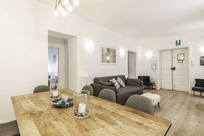 Appartement, 3 chambres | Coin séjour | TV connectée