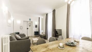 Apartamento, 3 habitaciones | Zona de estar | Una Smart TV