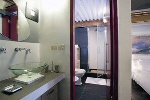 Appartement, 1 grand lit et 1 canapé-lit | Salle de bain | Douche, douche à « effet pluie », articles de toilette gratuits