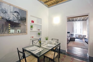 Apartment, 1 Queen-Bett und Schlafsofa | Essbereich im Zimmer