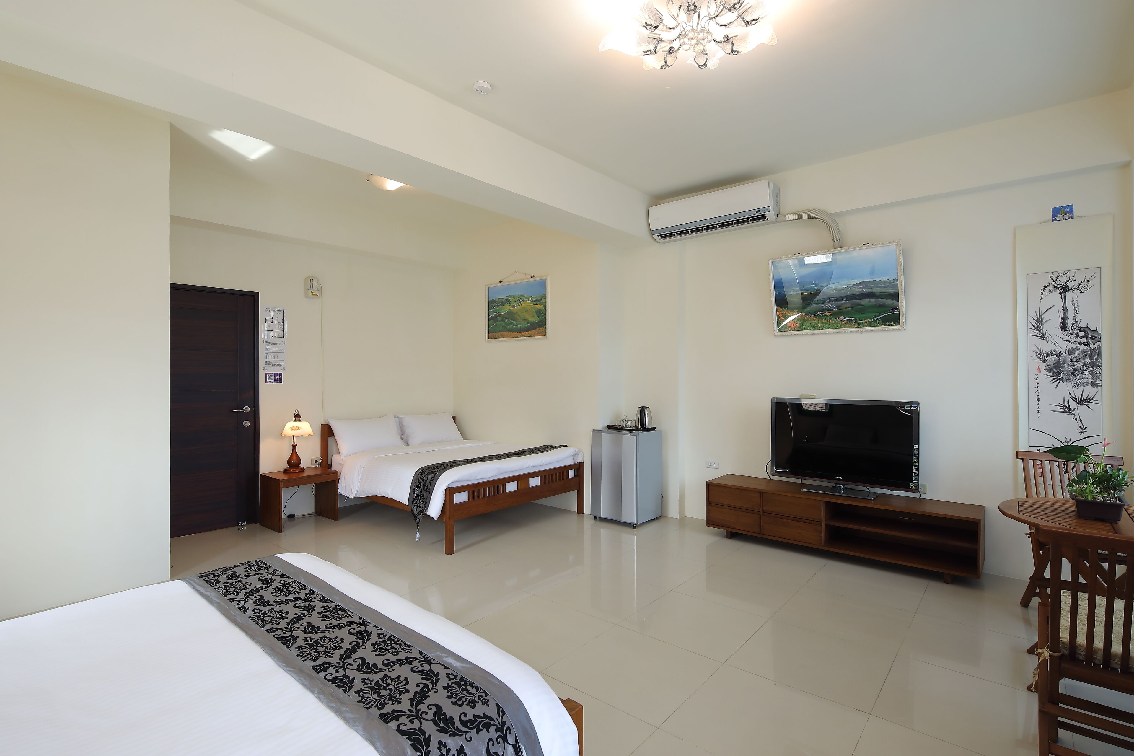 Quadruple Room (301) | Soundproofing, bed sheets