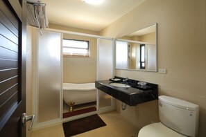 四人房 (301) | 浴室 | 淋浴设施、免费洗浴用品、吹风机、拖鞋