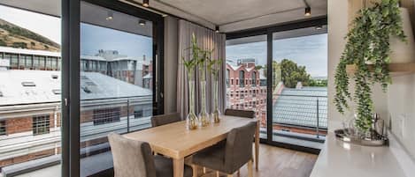 Family Apartment | In-room dining