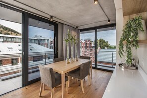 Family Apartment | Makan dalam bilik