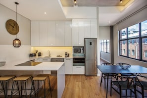 Executive-Apartment, 1 Schlafzimmer, Nichtraucher | Eigene Küche | Großer Kühlschrank, Mikrowelle, Ofen, Herdplatte