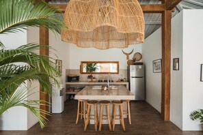 ثلاجة، ميكروويف، موقد طهي مسطح، ماكينة لصنع القهوة/الشاي