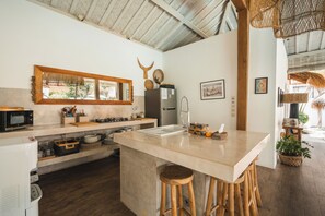 ثلاجة، ميكروويف، موقد طهي مسطح، ماكينة لصنع القهوة/الشاي