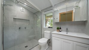 Bathtub, free toiletries, hair dryer, towels