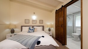 3 bedrooms, iron/ironing board, travel cot, free WiFi - Heales Hideaway Dromana steps to the beach (Dromana)