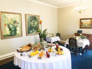 Daily cooked-to-order breakfast for a fee