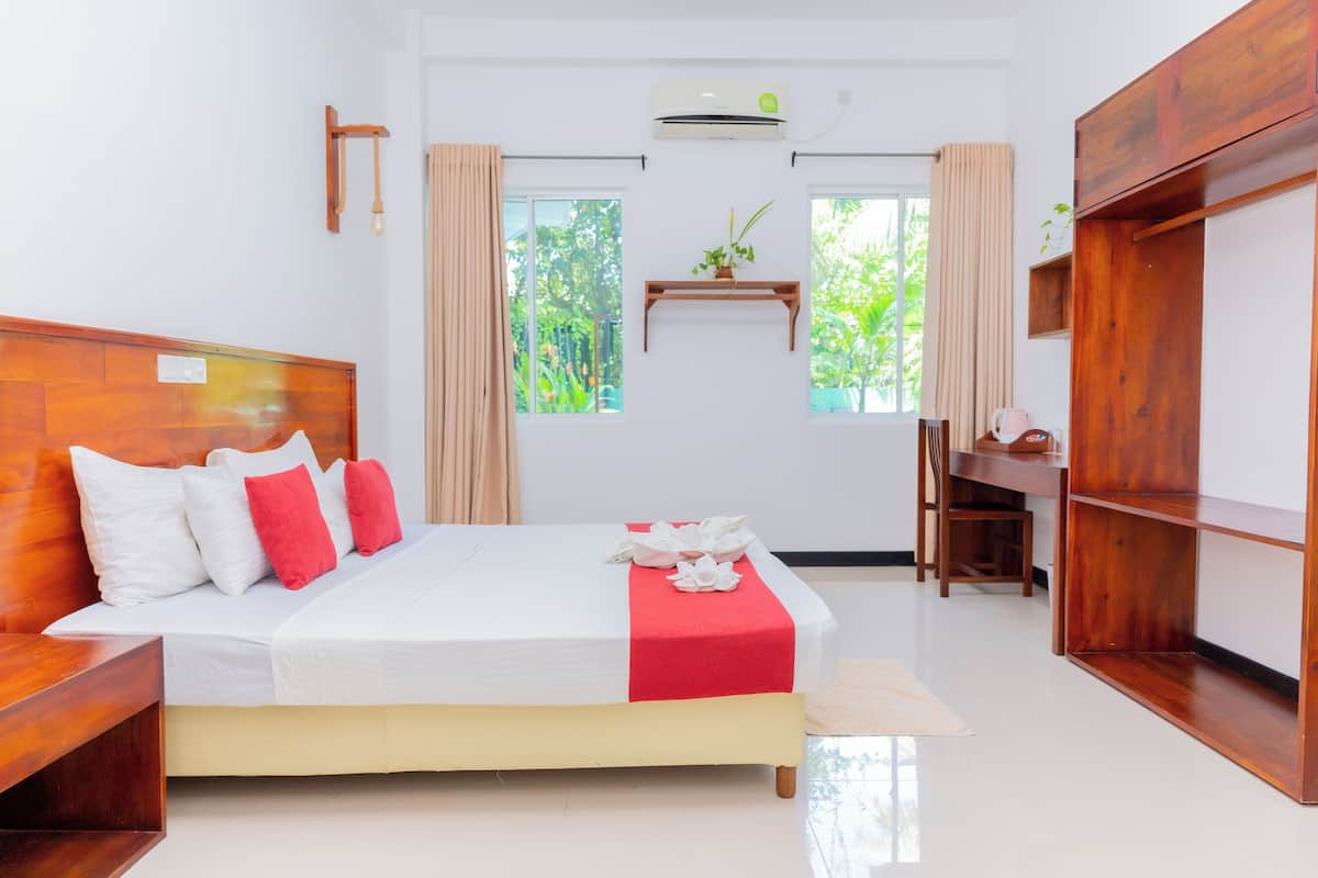 Premium bedding, in-room safe, individually decorated
