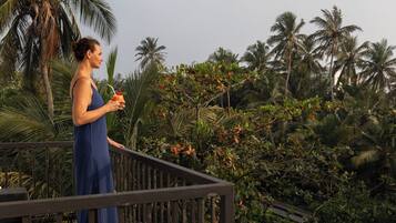 Dobbeltrom – premium, balkong, sjøutsikt | Sengetøy av topp kvalitet, safe på rommet og individuelt dekorert