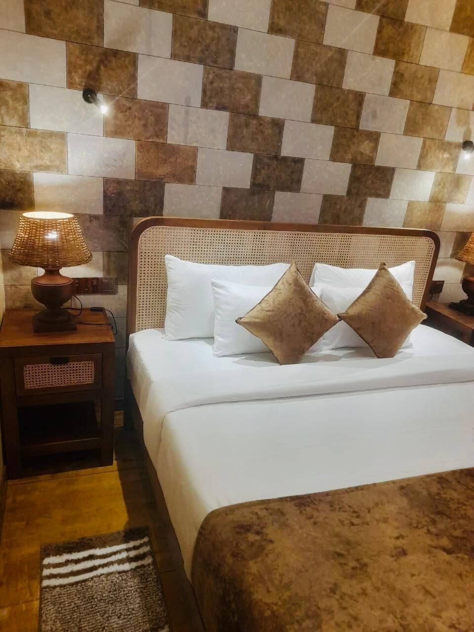 Premium bedding, in-room safe, individually decorated