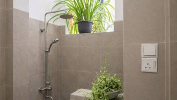 Standard Room, Ground Floor | Bathroom | Shower, hair dryer, towels
