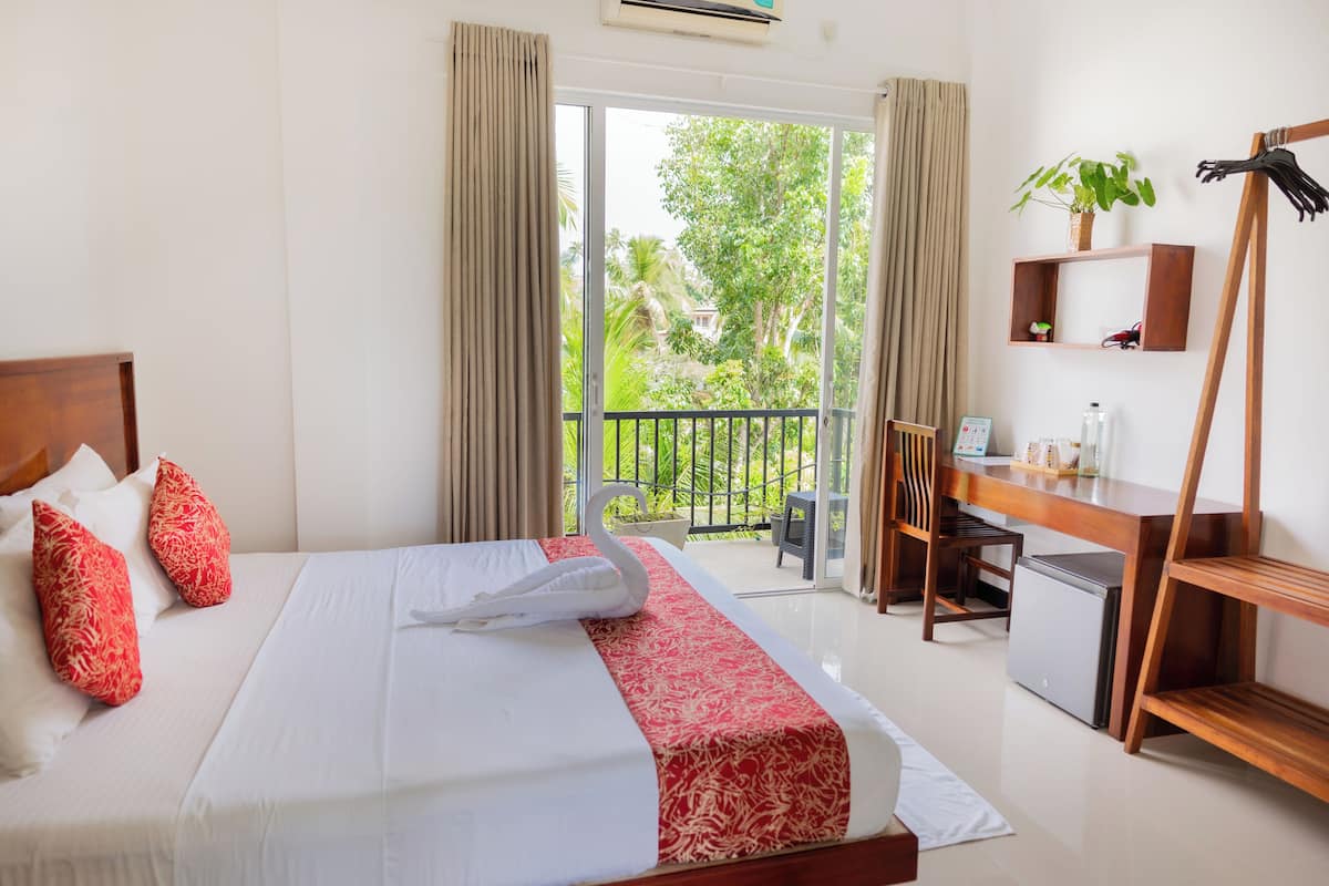 Premium bedding, in-room safe, individually decorated