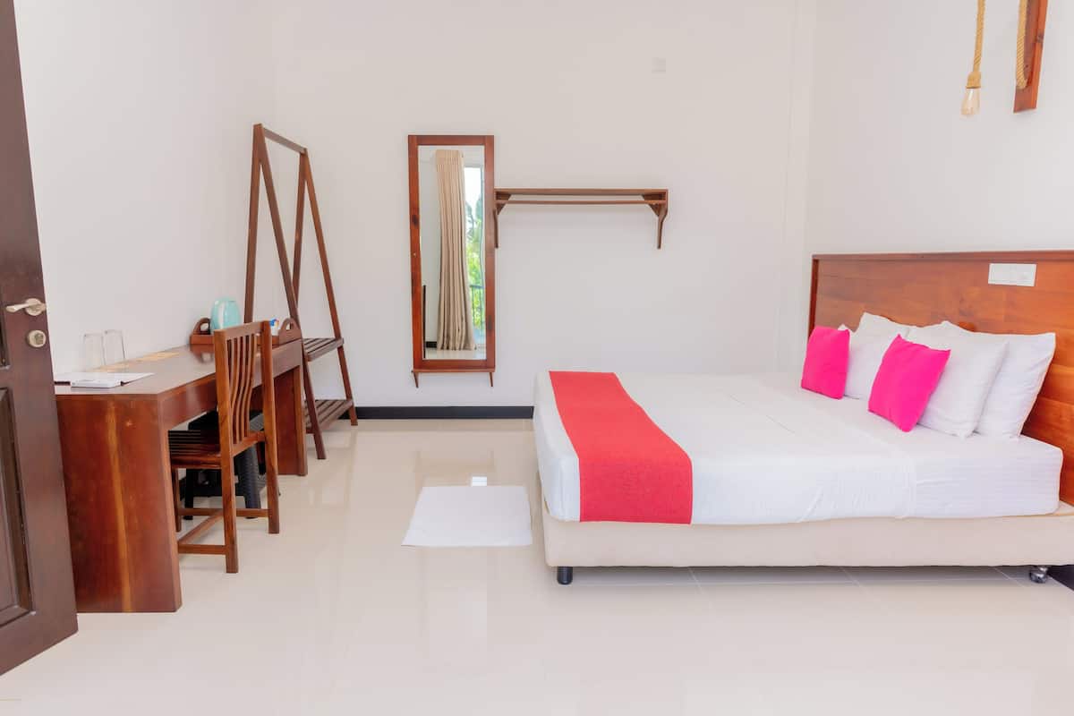 Premium bedding, in-room safe, individually decorated