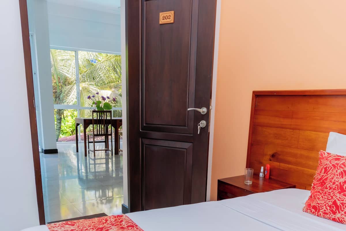 Premium bedding, in-room safe, individually decorated