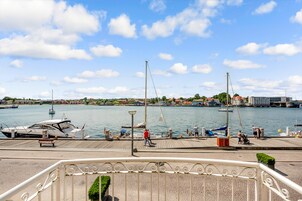 Luxe appartement, balkon | Kameruitzicht