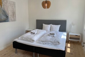 2 Schlafzimmer, individuell dekoriert, individuell eingerichtet