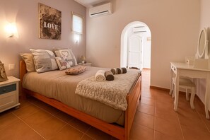 1 habitación, tabla de planchar con plancha, wifi gratis y ropa de cama