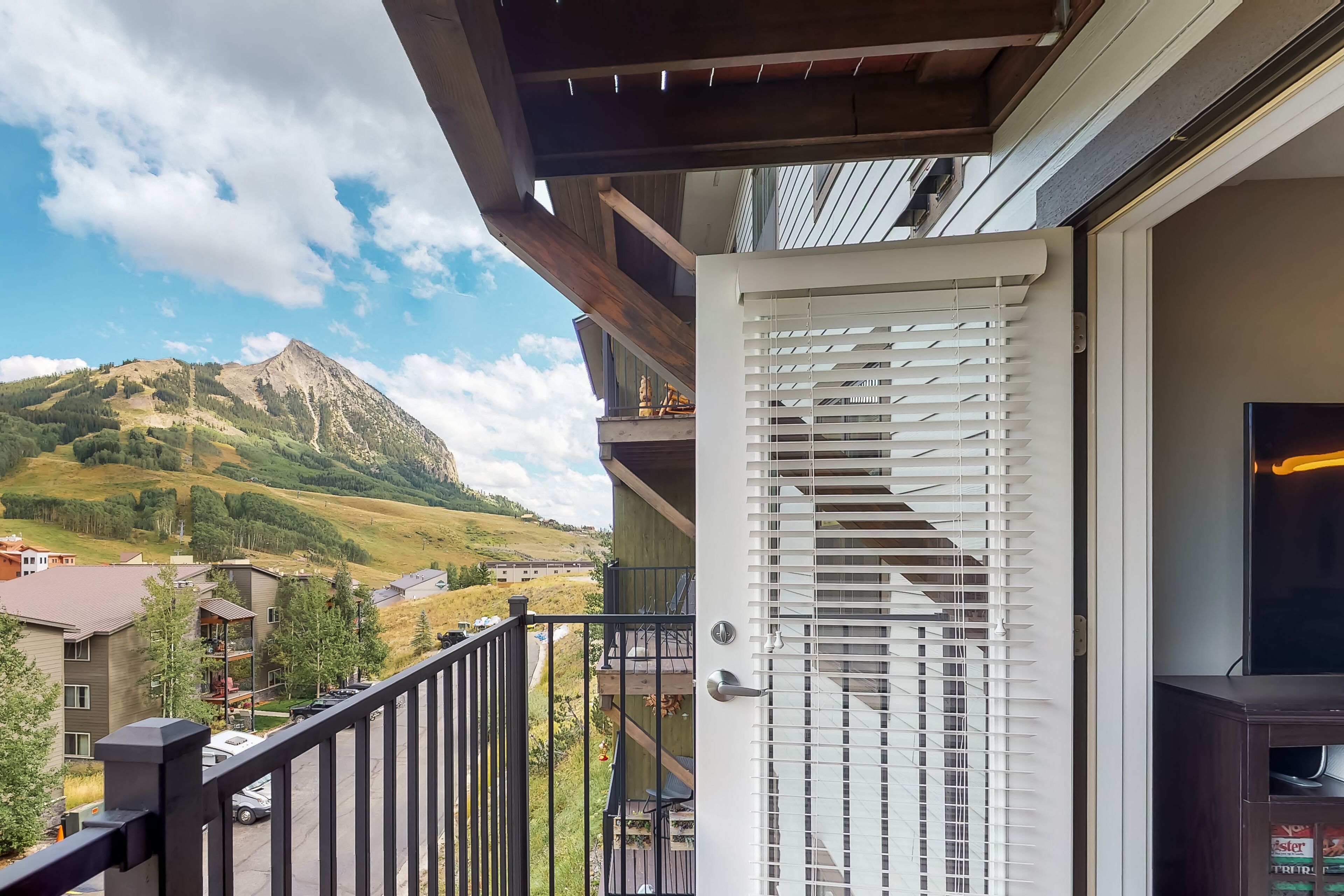 Cozy Condo with Great Mountain Views & Location – Walk to Slopes