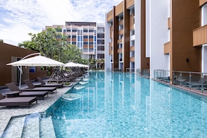 Premium bedding, in-room safe, individually decorated